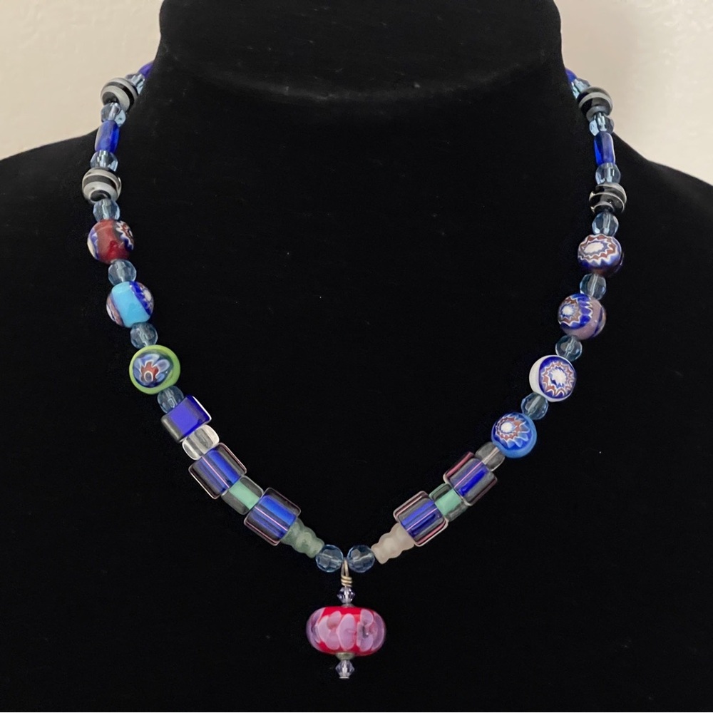 Elegant Necklace Beaded glass.